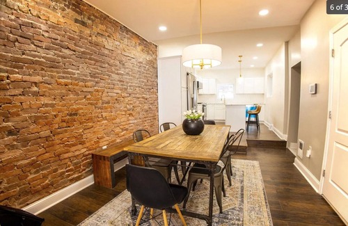 South Philadelphia Casa | Stylish South Philly 4 Bdrm Townhouse with Free Street Parking