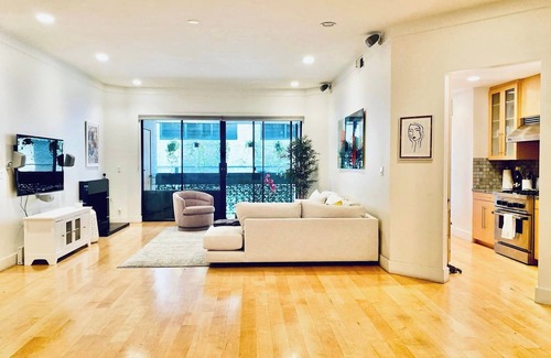 West Los Angeles Condominio | Stylish & Spacious 2,000 sq ft in Brentwood