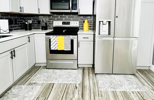 Ladson Apartamento | Stylish & Spacious 2BR/1BA Duplex “Gemstone”