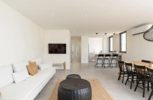 Netanya Apartamento | Stylish & Spacious 3 bedroom apartment by the Sea