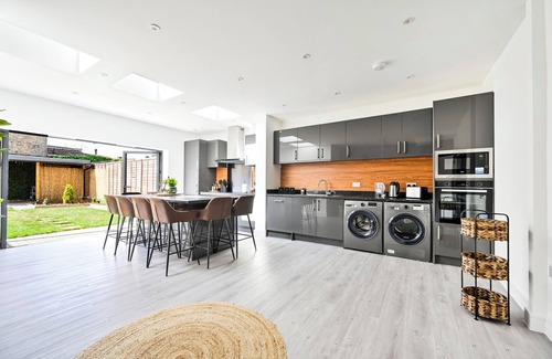 East Ham South Casa | Stylish & Spacious 4BR Home