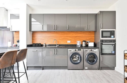 East Ham South Casa | Stylish & Spacious 4BR Home