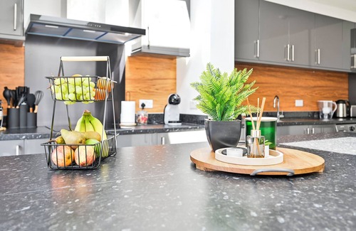 East Ham South Casa | Stylish & Spacious 4BR Home