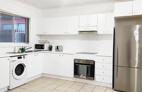 Auburn Casa | ♥️Stylish Spacious Bright 3 Bedroom House🐾PetFriendly✅🅿️Near ANZ Stadium DFO