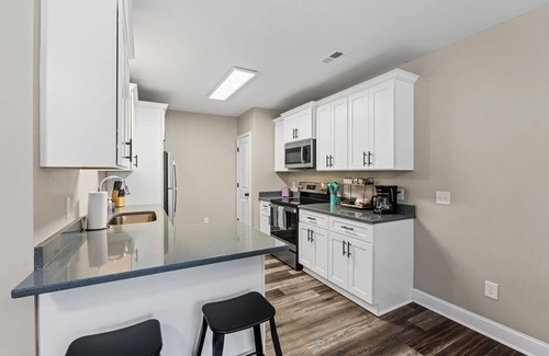 Taylors Casa | Stylish & Spacious New-Build, King Beds, Private Patio + Modern Comforts