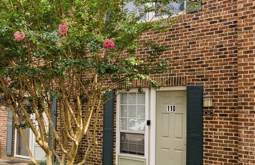 Carrboro Casa | Stylish & Spacious ★ Pets OK ★ Monthly Townhome