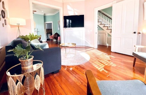 Metropolitan Casa | Stylish, Spacious Starland Victorian Home.