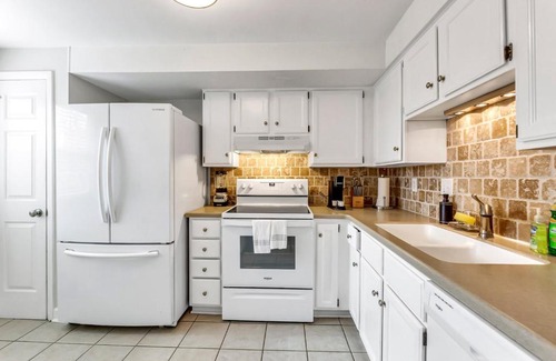 Greensboro Apartamento | Stylish, spacious Uptown Condo! Perfect for large families and groups! Private patio! Minutes from downtown and airport!