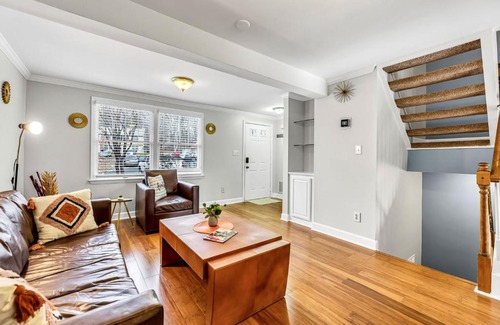 Greensboro Apartamento | Stylish, spacious Uptown Condo! Perfect for large families and groups! Private patio! Minutes from downtown and airport!
