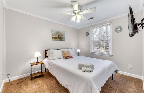 Greensboro Apartamento | Stylish, spacious Uptown Condo! Perfect for large families and groups! Private patio! Minutes from downtown and airport!