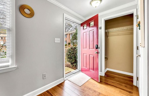 Greensboro Apartamento | Stylish, spacious Uptown Condo! Perfect for large families and groups! Private patio! Minutes from downtown and airport!
