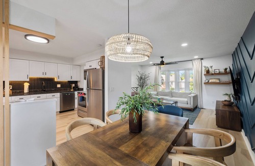 Des Moines Casa | Stylish Split Foyer - The Sullivan 4 Bedrooms, 2 Bathrooms