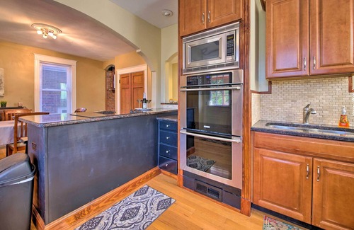 St. Louis Casa | Stylish St. Louis Retreat w/ Great Location!