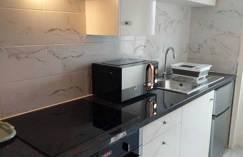 Cherry Hinton Apartamento | Stylish studio apartment. Close to all local amenities.