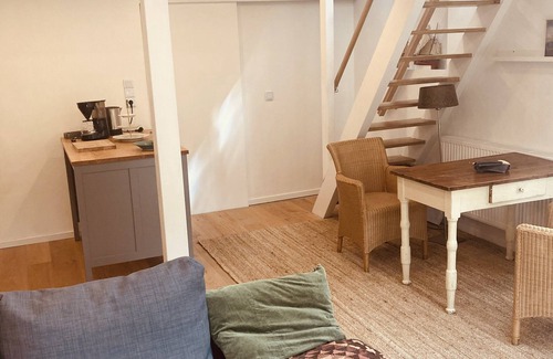 Eimsbuettel Apartamento | Elegante estudio en una casa de campo de 100 años con un jardín encantado