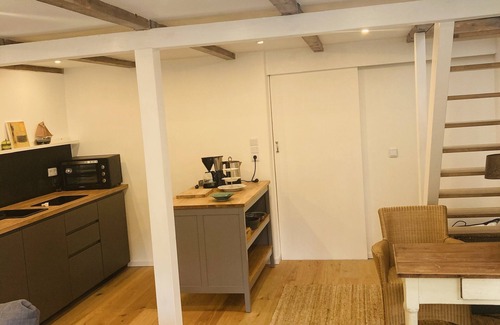 Eimsbuettel Apartamento | Elegante estudio en una casa de campo de 100 años con un jardín encantado