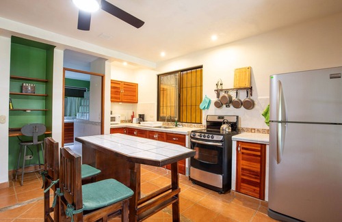 Valle Pura Vida Apartamento | Stylish studio apt with a veranda, parking and full kitchen. For 2-3 people.