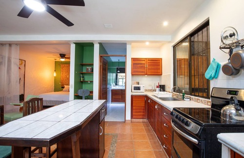 Valle Pura Vida Apartamento | Stylish studio apt with a veranda, parking and full kitchen. For 2-3 people.