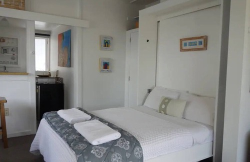 Onetangi Apartamento | Stylish Studio By the Beach!