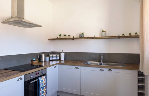 Croydon Cabaña | Stylish Studio, courtyard views, countryside location, 20 mins to Cambridge