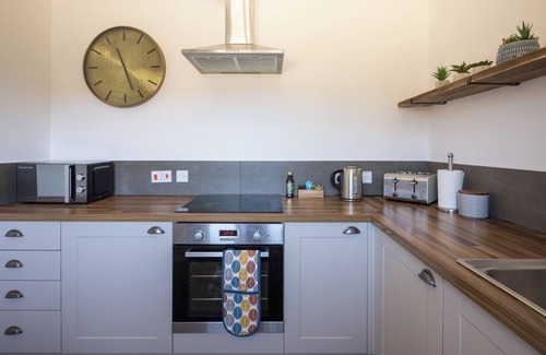 Croydon Cabaña | Stylish Studio, courtyard views, countryside location, 20 mins to Cambridge