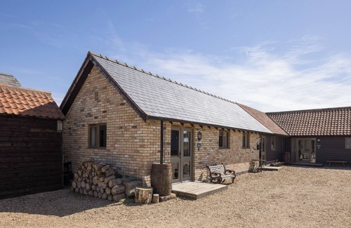 Croydon Cabaña | Stylish Studio, courtyard views, countryside location, 20 mins to Cambridge