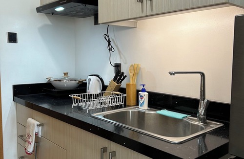 Talisay Condominio | Stylish Studio Hideaway, Talisay City, WiFi + AC