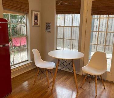 Hyde Park Cabina | Stylish Studio in Montrose - The Italian Plaza