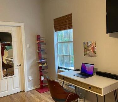 Hyde Park Cabina | Stylish Studio in Montrose - The Italian Plaza