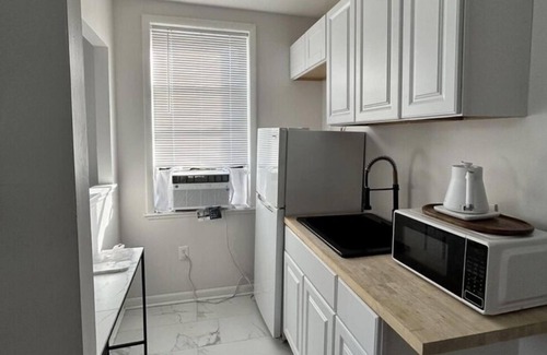 Point Breeze Apartamento | Stylish Studio in Vibrant Urban Neighborhood WiFi Ample Closet Space, TV