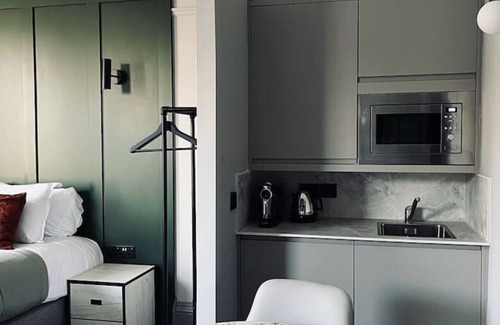 Innerleithen Apartamento | Stylish studio-king & twin, en-suite, kitchenette (room 4)
