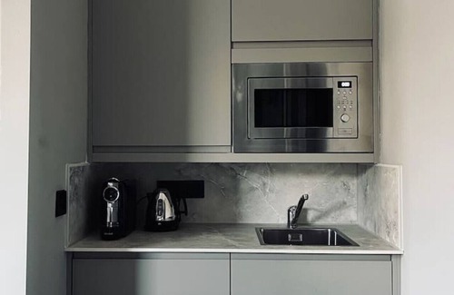 Innerleithen Apartamento | Stylish studio-king & twin, en-suite, kitchenette (room 4)