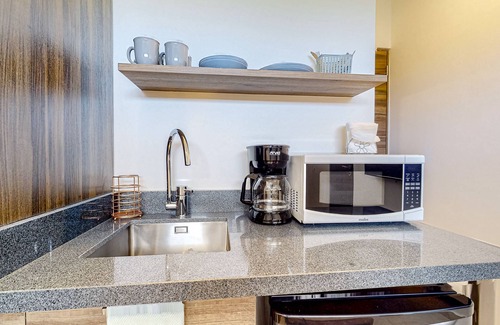 Akumal Apartamento | Stylish studio near beach with rooftop pool, partial AC, & free WiFi