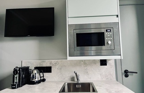 Innerleithen Apartamento | Stylish studio room, king, en-suite & kitchenette (room 3)