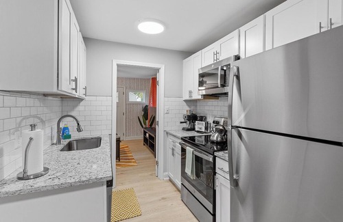 East Raleigh Apartamento | Stylish studio ~ Self Check-In & Fast WiFi Near Downtown Raleigh