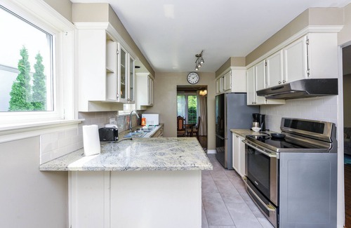 West Oakville Casa | Stylish Suburban 2BR Bungalow