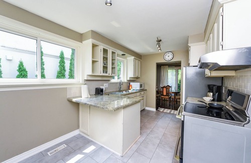 West Oakville Casa | Stylish Suburban 2BR Bungalow