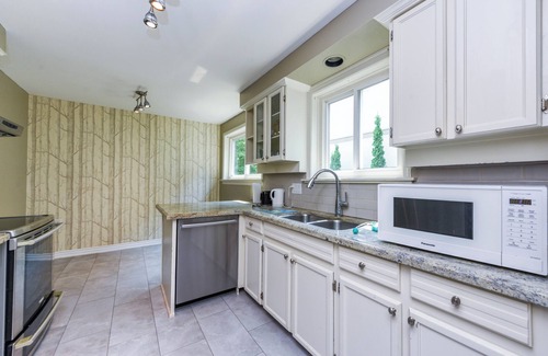 West Oakville Casa | Stylish Suburban 2BR Bungalow