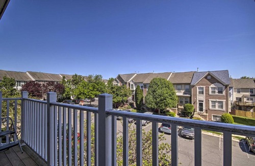 Lorton Apartamento | Stylish Suburban Condo Less Than 20 Mi from Dtwn DC!