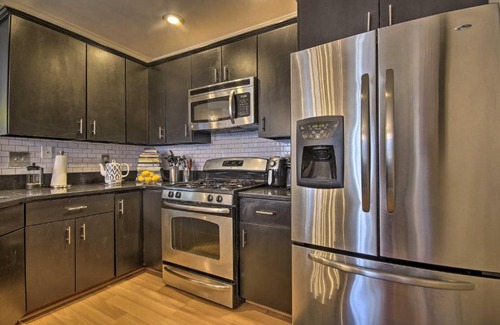 Lorton Apartamento | Stylish Suburban Condo Less Than 20 Mi from Dtwn DC!