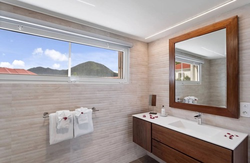 Grand Case Complejo | Stylish Suite by the Sea with Exclusive Beach Access & Water Activities