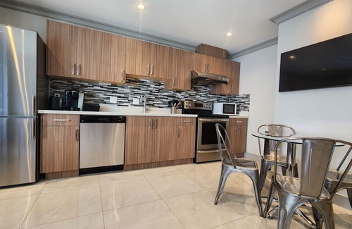 Riley Park-Little Mountain Casa | Stylish suite steps from trendy South Main St.