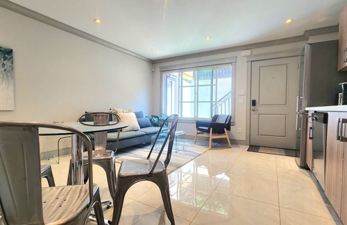 Riley Park-Little Mountain Casa | Stylish suite steps from trendy South Main St.