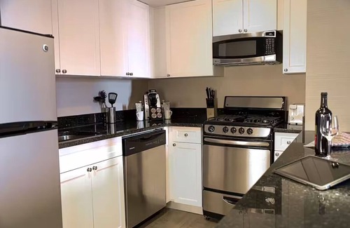 Logan Square Casa | Stylish Suite w/Kitchen | Centrally Located | Pool Access