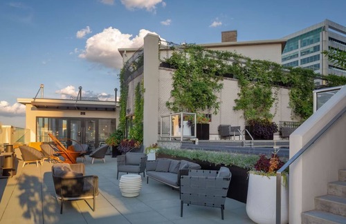 Logan Square Casa | Stylish Suite w/Kitchen | Centrally Located | Pool Access