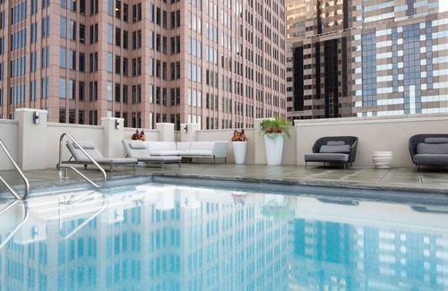 Logan Square Casa | Stylish Suite w/Kitchen | Centrally Located | Pool Access