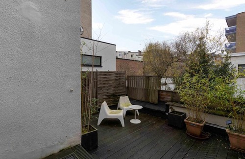 South Antwerp Apartamento | Stylish suite with private patio, perfect for 4