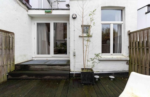South Antwerp Apartamento | Stylish suite with private patio, perfect for 4