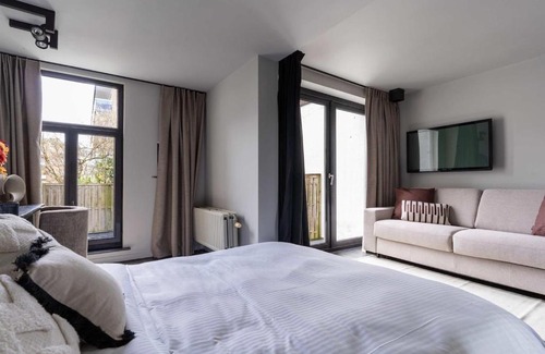 South Antwerp Apartamento | Stylish suite with private patio, perfect for 4