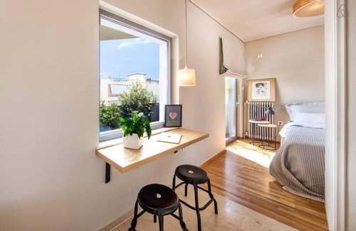 Petralona Apartamento | Stylish sunny apt 1 stop from city center